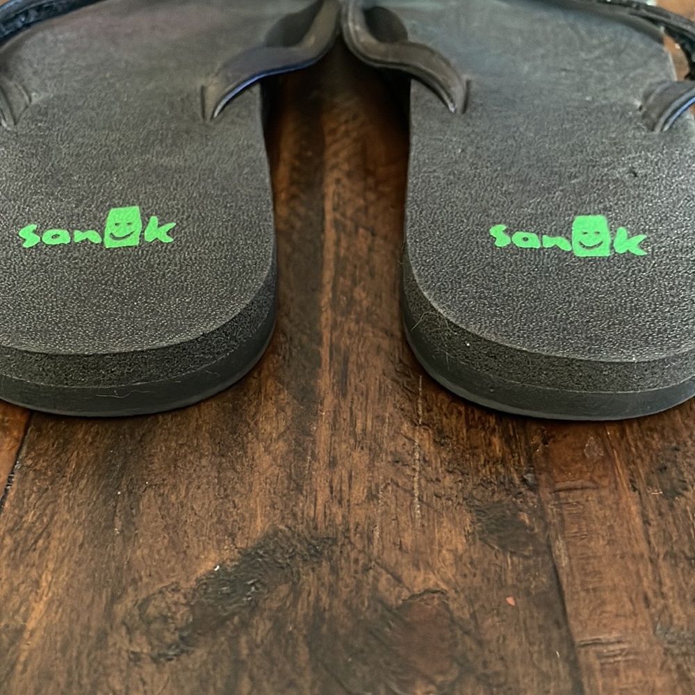 SANUK black flip flops size 6-6.5 (?) GUC - Picture 7 of 11